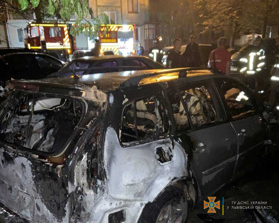 У Львові вночі згоріли три автомобілі