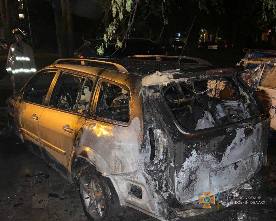У Львові вночі згоріли три автомобілі