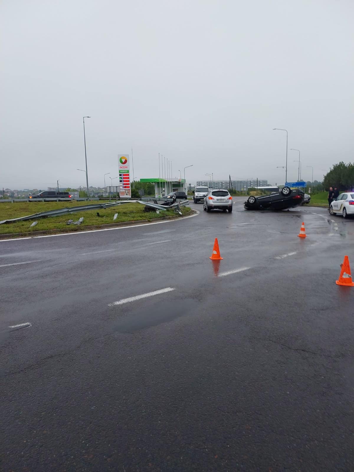 На в’їзді у Львів перекинувся автомобіль