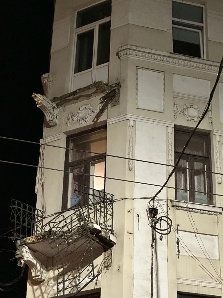 У центрі Львова вночі впав балкон з чоловіком.