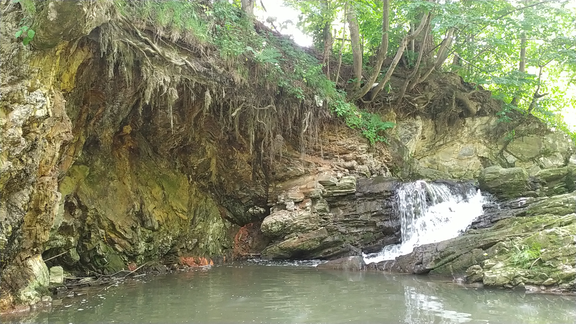 Нафтуся, гори, водоспад і нафтові качалки: Як небанально провести один день в Бориславі