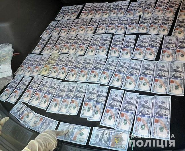 Поліцейські затримали двох львів’ян, які допомагали військовозобов’язаним виїжджати за кордон