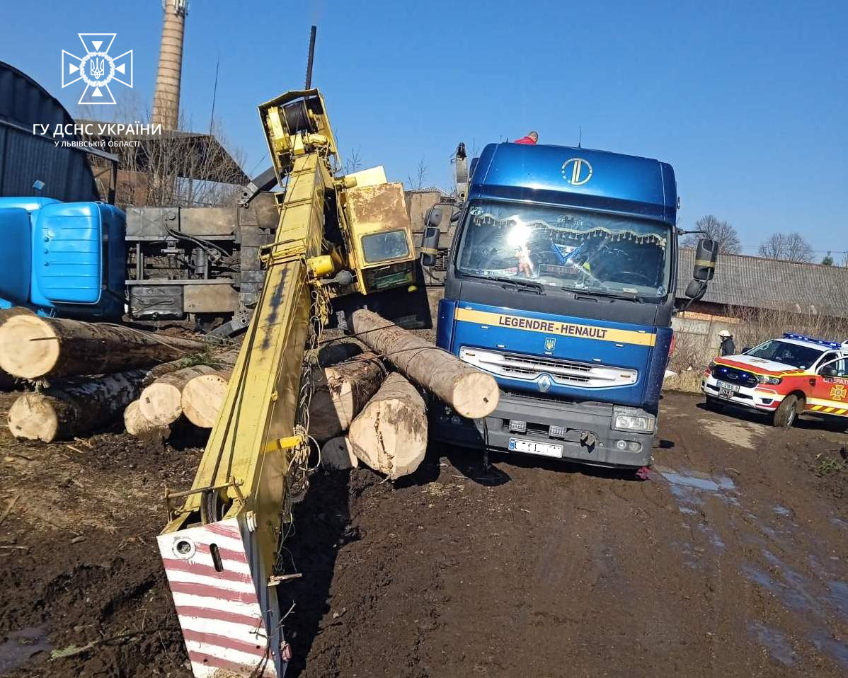 У  Дрогобичі перекинувся автокран і вбив водія – фото