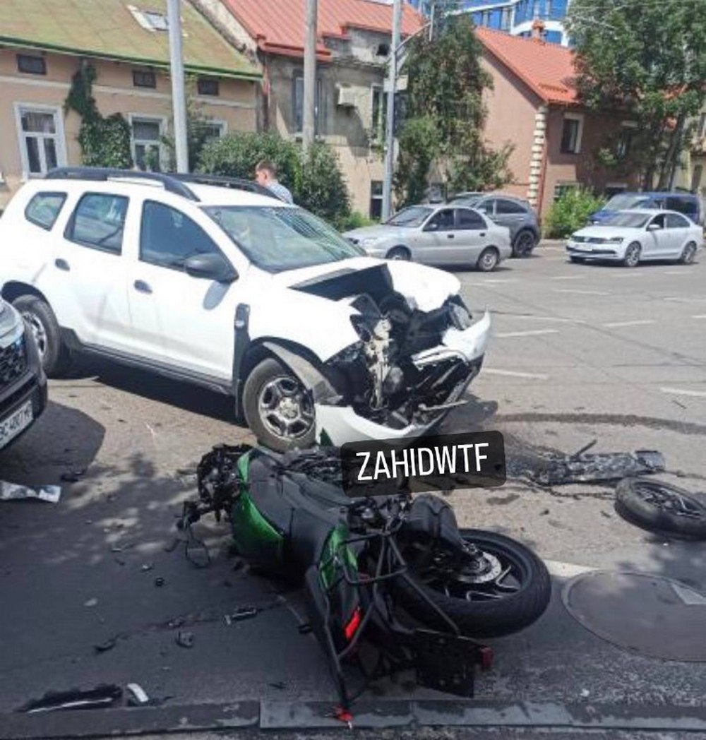 На Кульпарківській зіткнулися автомобіліст і мотоцикліст, виник затор