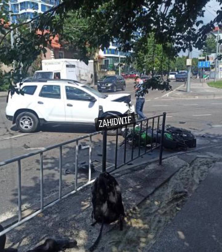 На Кульпарківській зіткнулися автомобіліст і мотоцикліст, виник затор