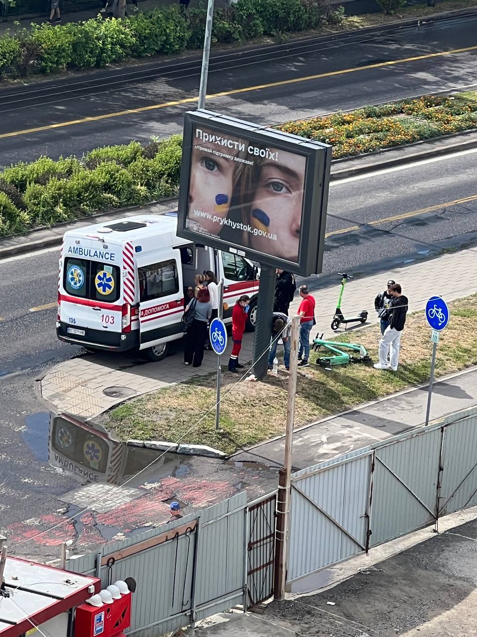 У Львові зіткнулися два електросамокати, швидка на місці