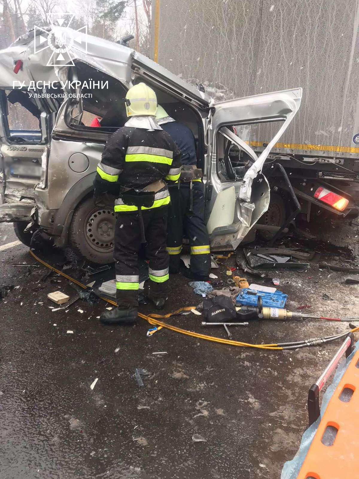 На Жовківщині дві вантажівки розчавили легковий автомобіль