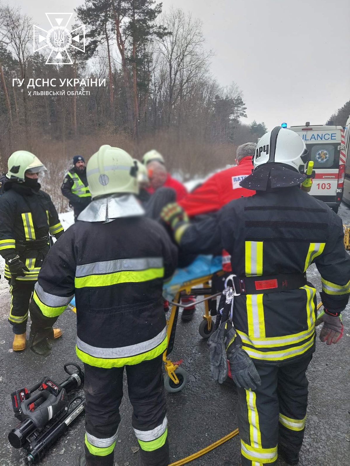 На Жовківщині дві вантажівки розчавили легковий автомобіль