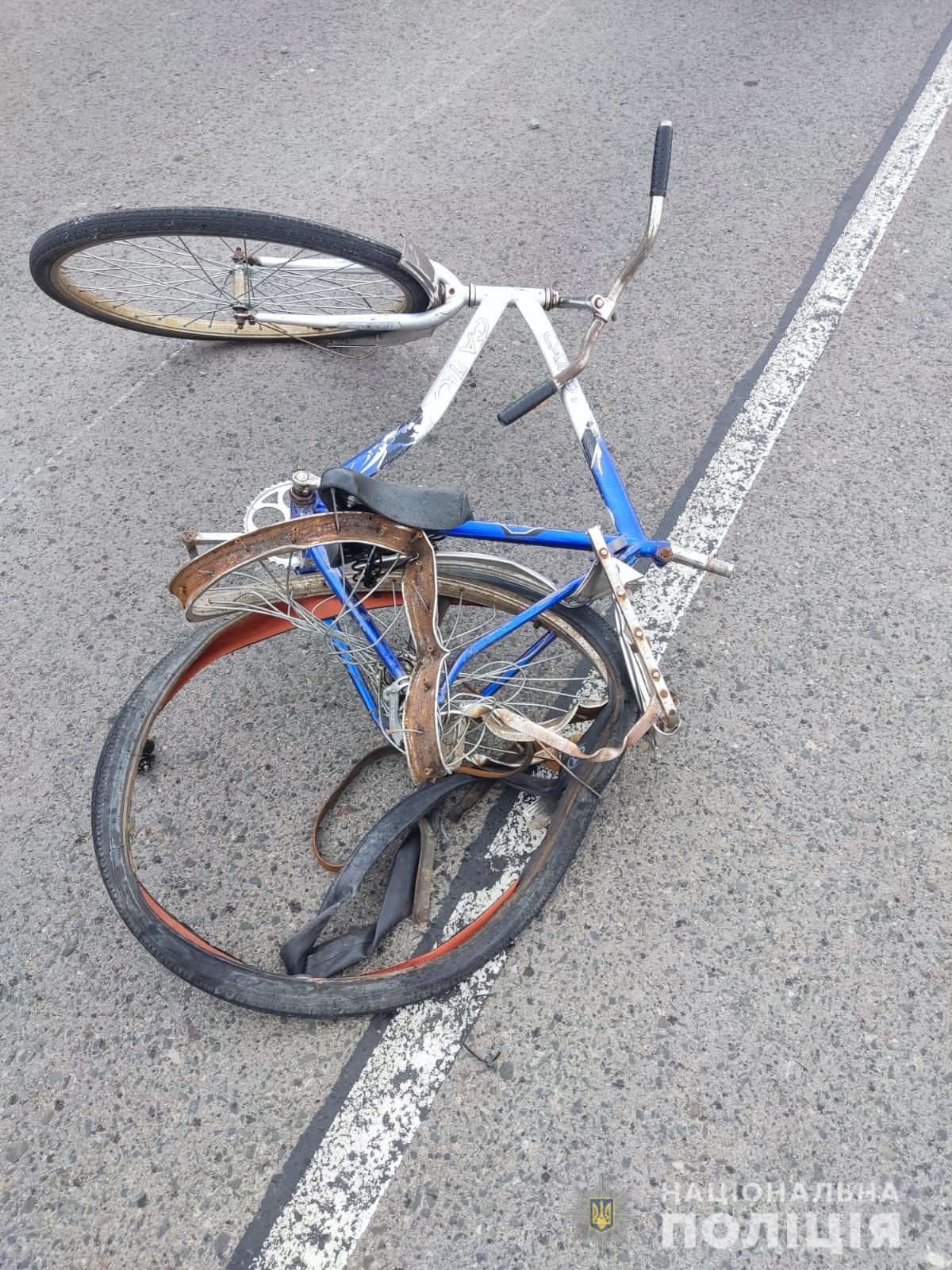 У Красному мотоцикліст з Золочева збив двох чоловіків на велосипеді