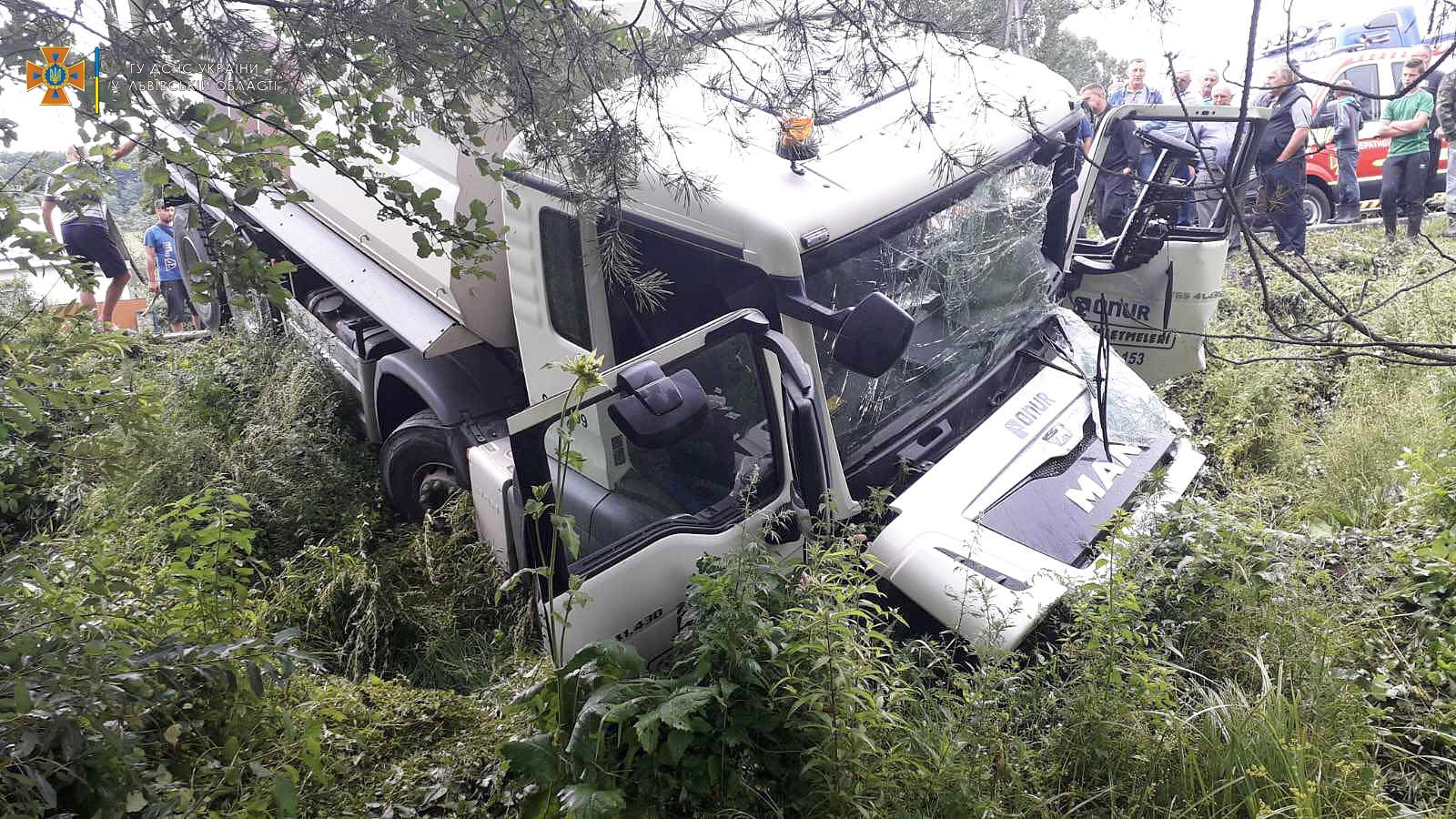 На Мостищині вантажівка злетіла з траси