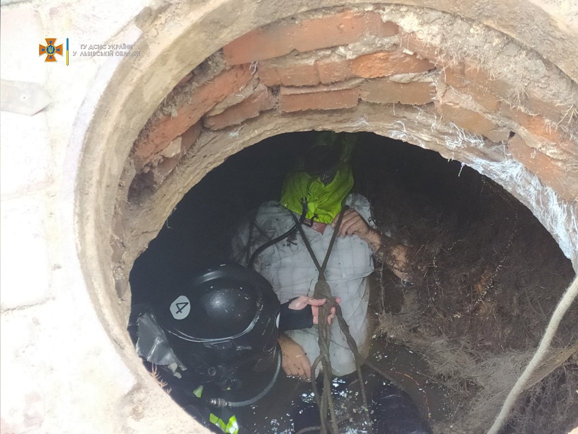 У Львові чоловік впав в каналізаційний люк