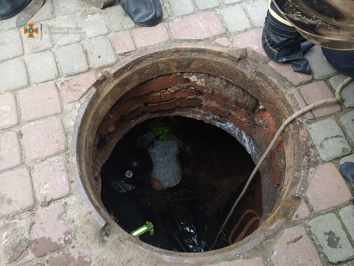 У Львові чоловік впав в каналізаційний люк