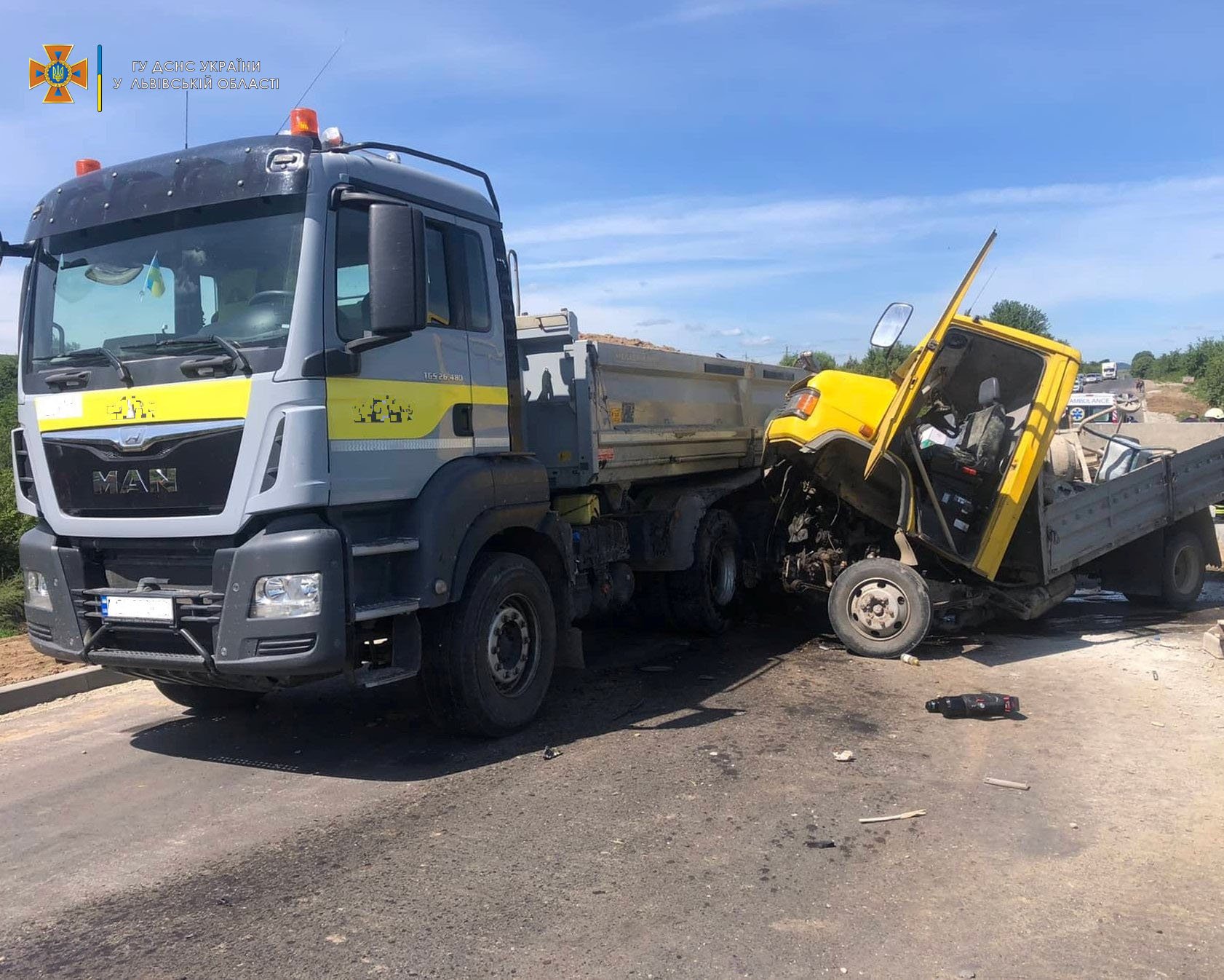 Біля Хирова вантажівка розчавила Merсedes, тіло 47-річного чоловіка вирізали гідравлічними ножицями