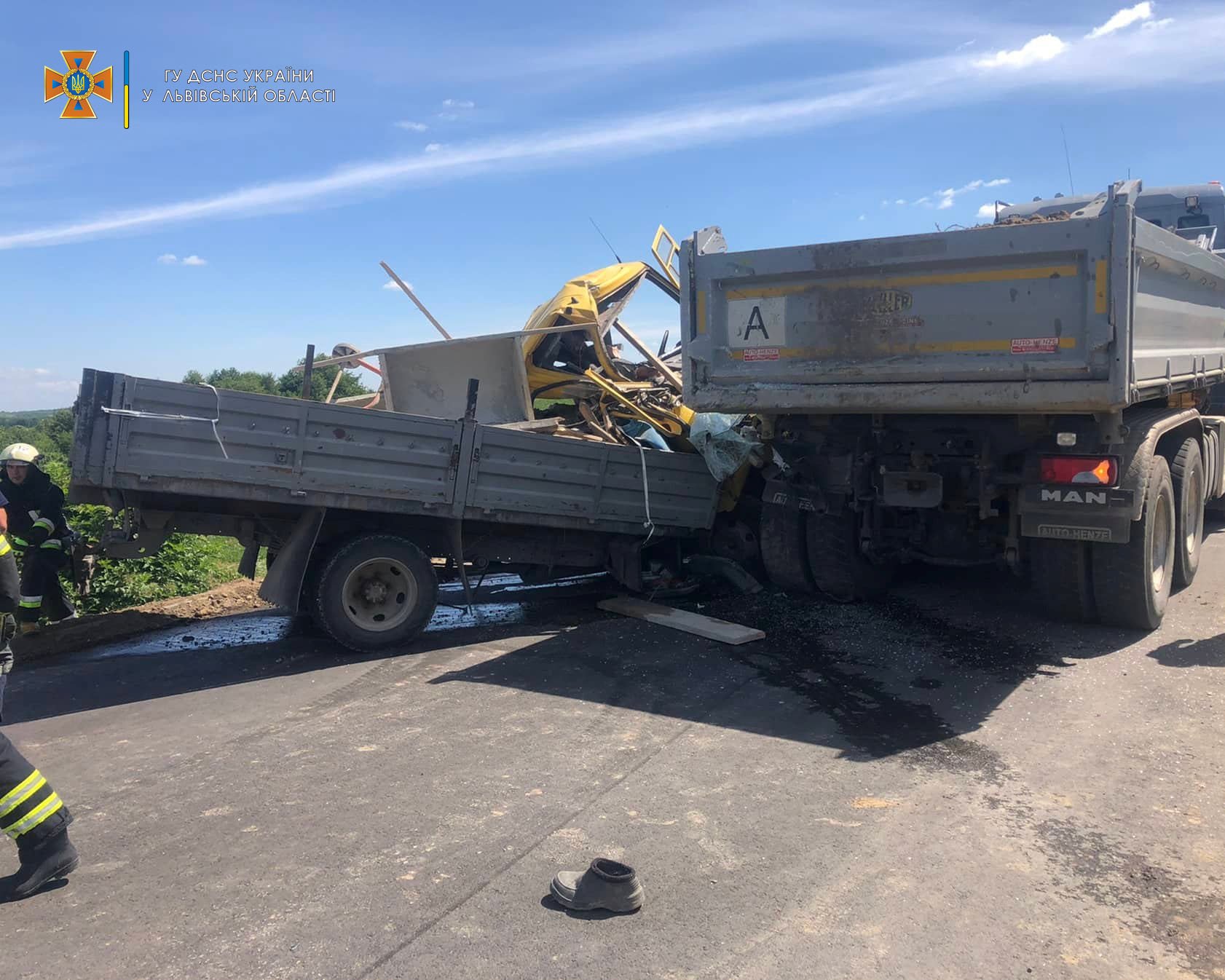 Біля Хирова вантажівка розчавила Merсedes, тіло 47-річного чоловіка вирізали гідравлічними ножицями