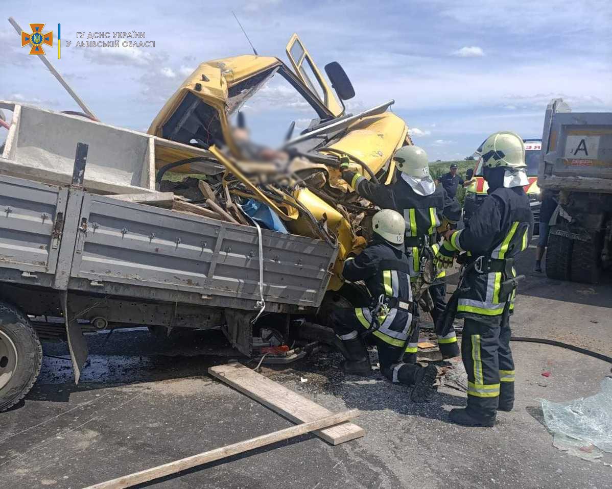 Біля Хирова вантажівка розчавила Merсedes, тіло 47-річного чоловіка вирізали гідравлічними ножицями