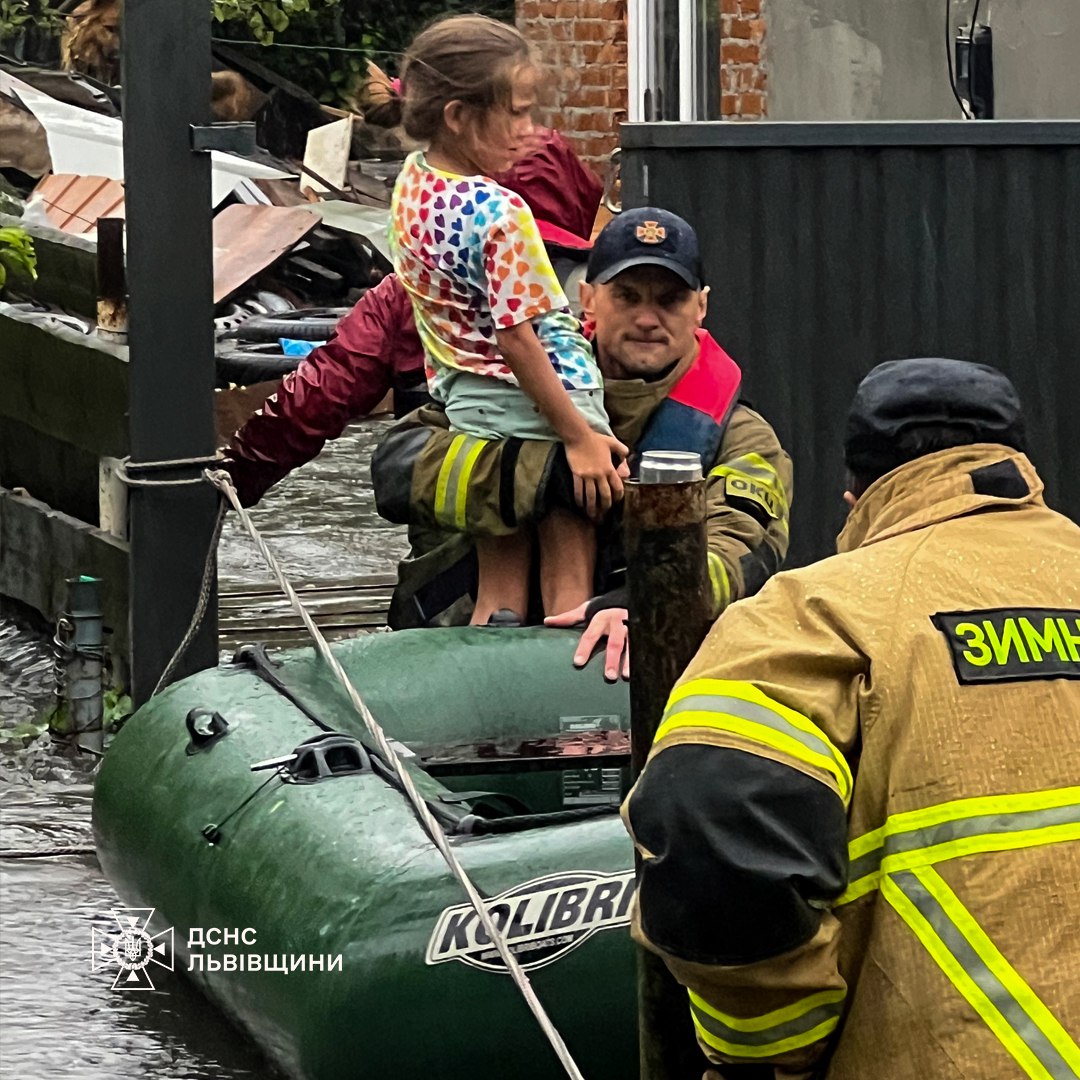 Через сильні зливи і вихід річок із берегів затопило Львів: фото і відео