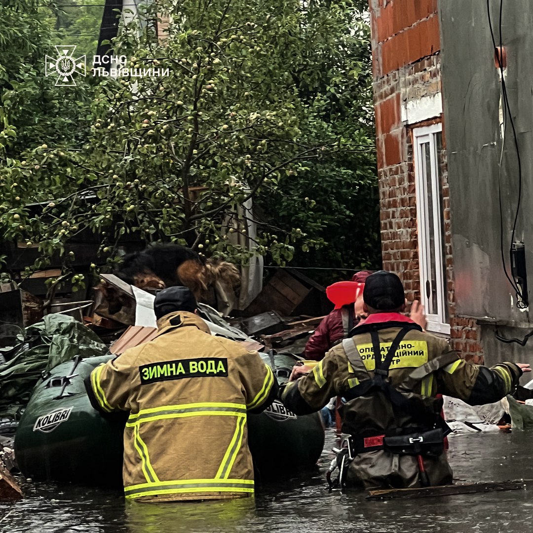 Через сильні зливи і вихід річок із берегів затопило Львів: фото і відео