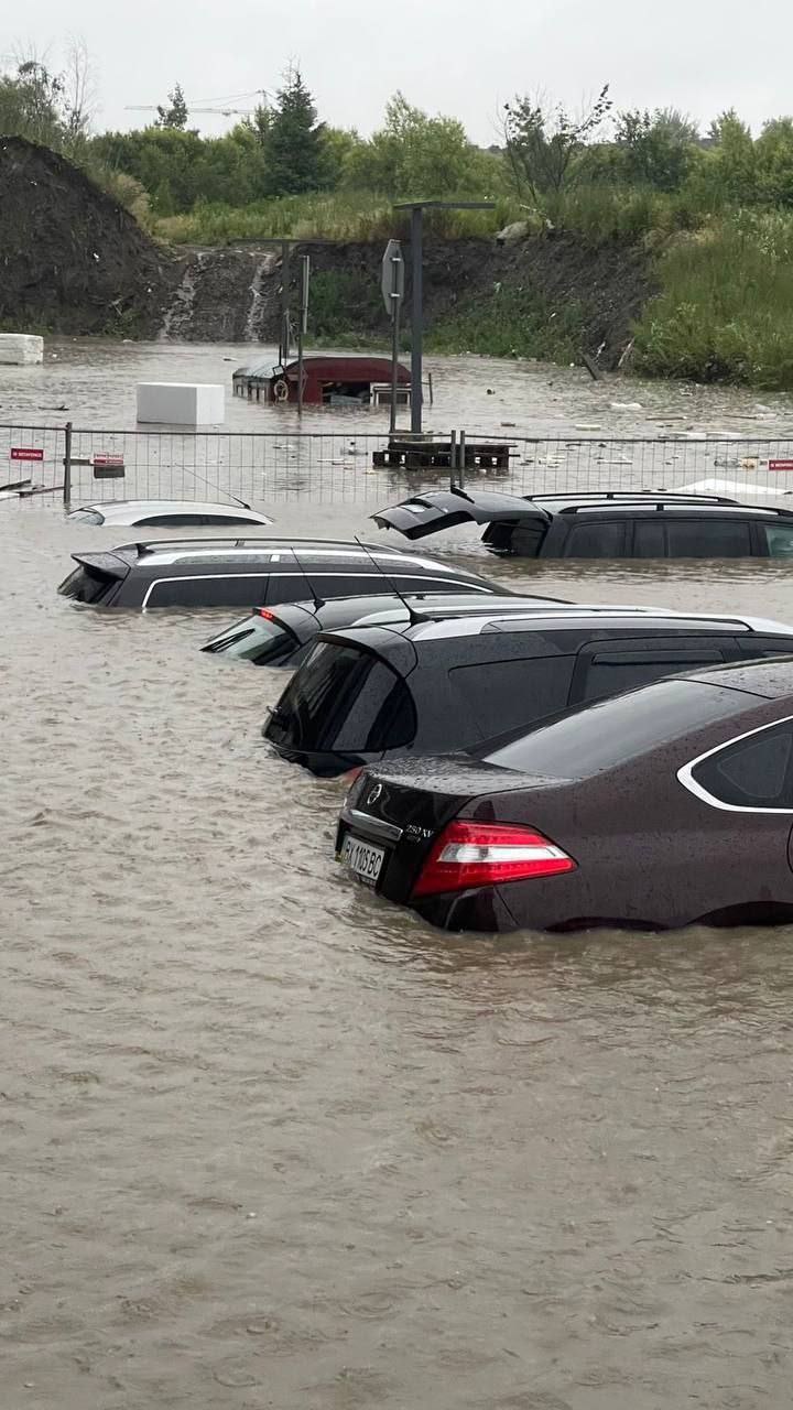 Через сильні зливи і вихід річок із берегів затопило Львів: фото і відео