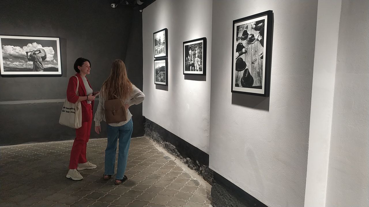 У Львові триває фотовиставка “Карпатські пастухи” Юрка Дячишина