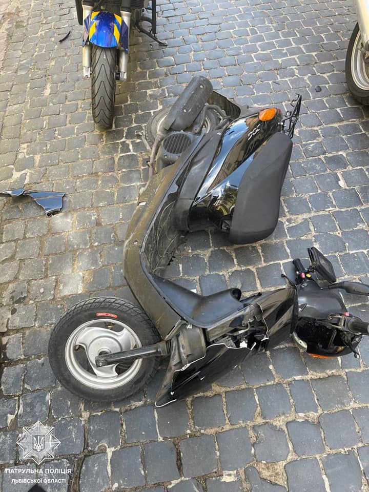 У Львові кур’єр з їжею на мопеді тікав від поліції і збив велопатрульного