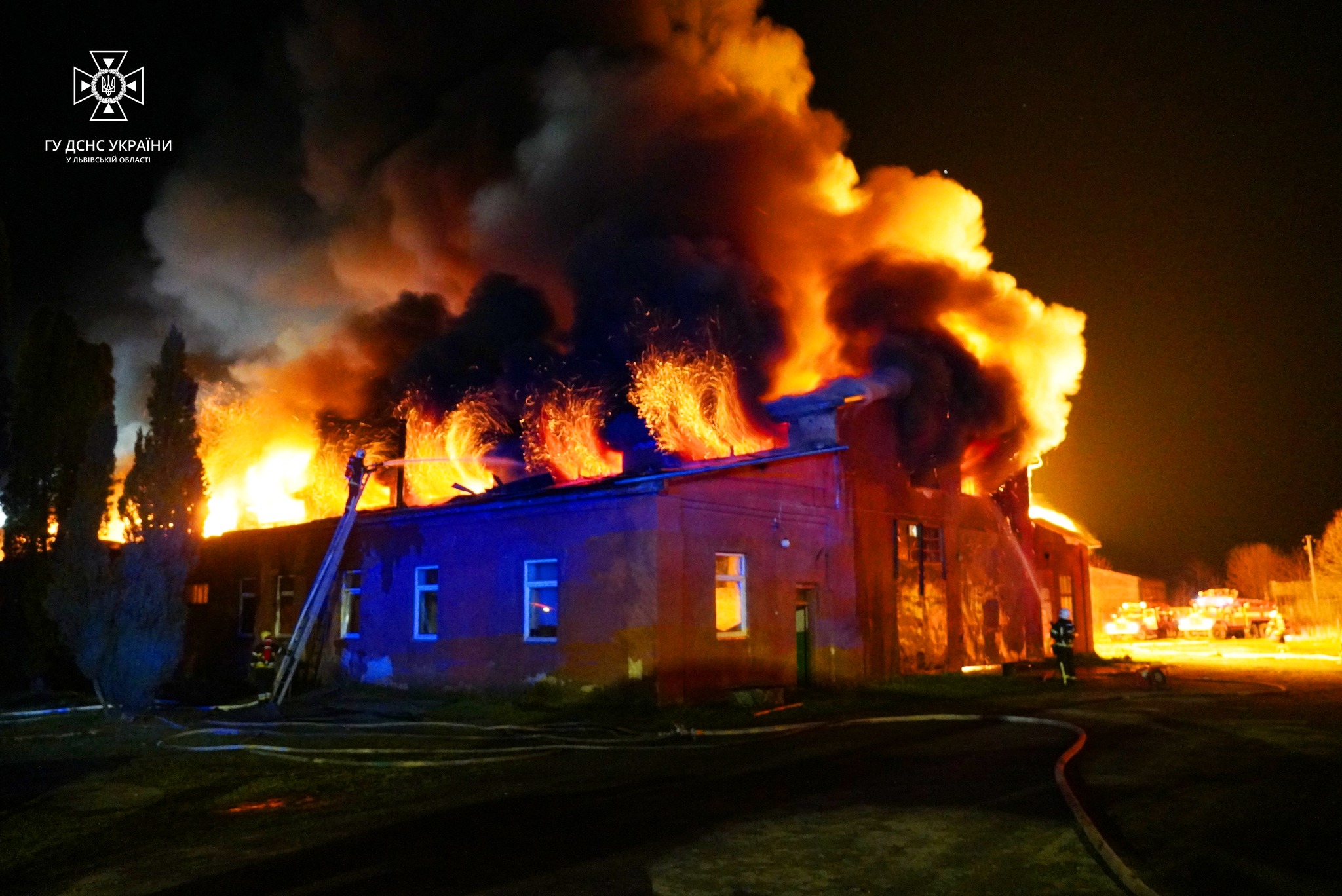 В Радехові виникла масштабна пожежа на складах