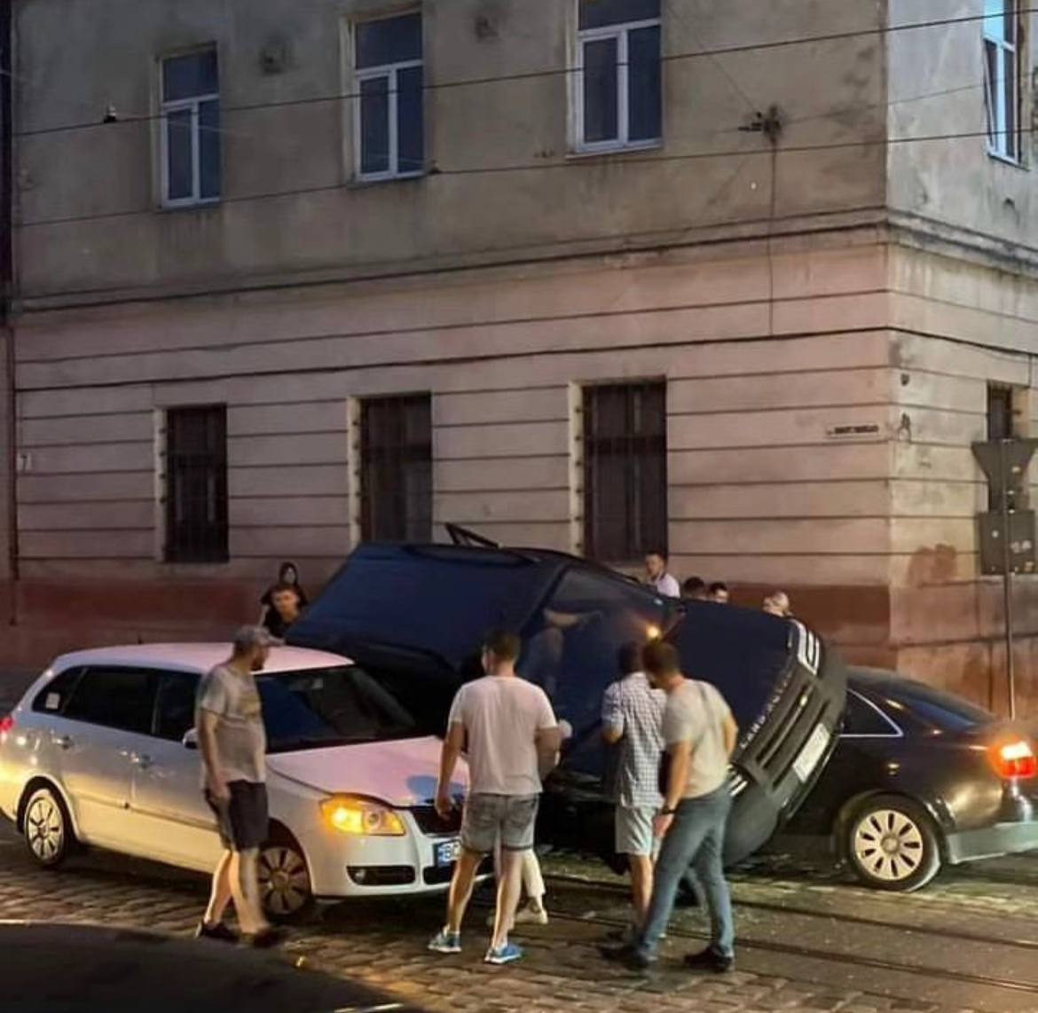 У Львові водій припаркував  Land Rover на двох автомобілях, є постраждалі.