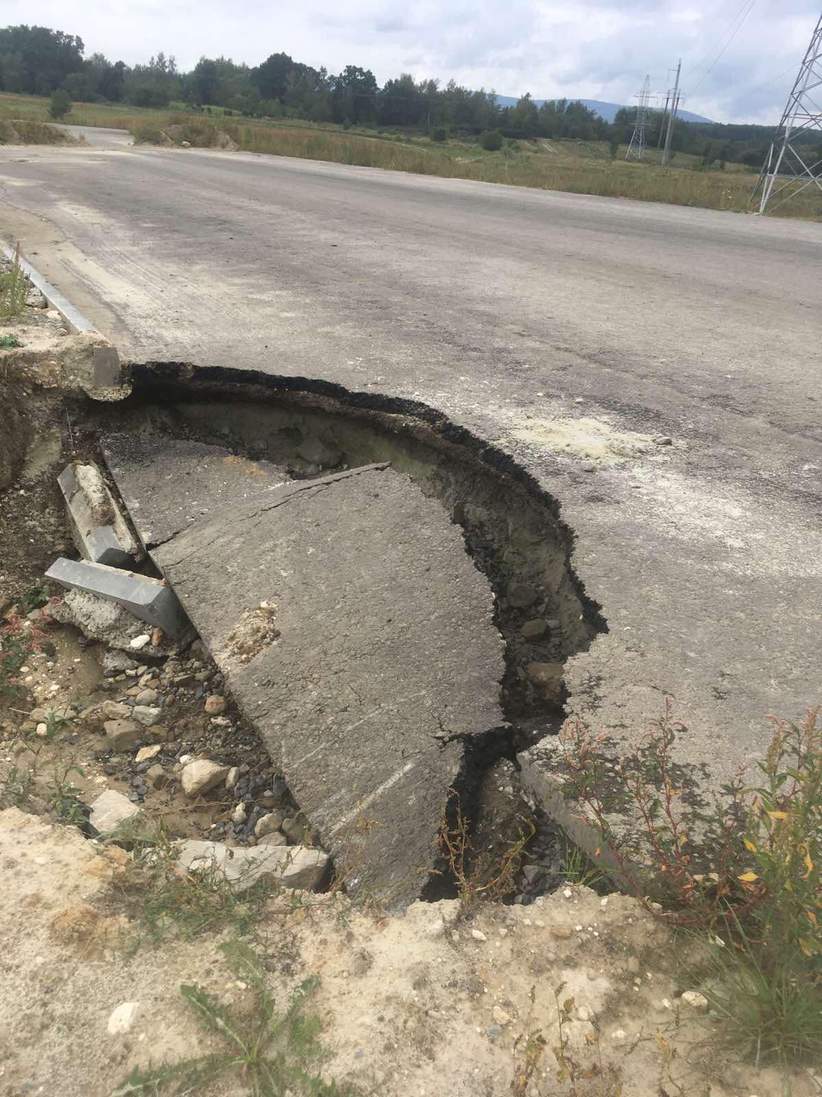 На новій об&rsquo;їзній дорозі Трускавця виникло провалля &ndash; фото