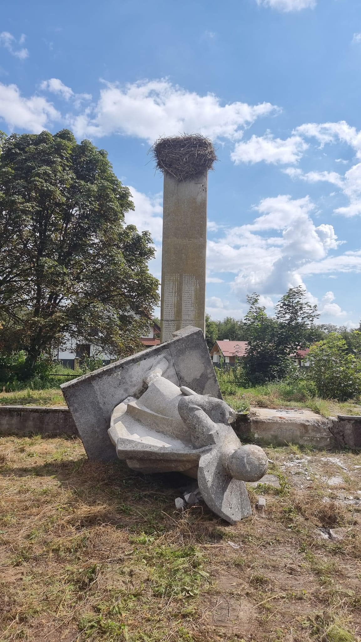 Нічна негода завалила останній пам‘ятник радянського часу в Комарнівській територіальній громаді