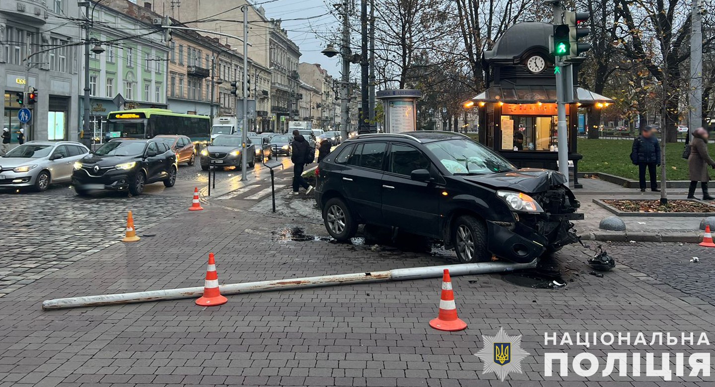 У центрі Львова водію автомобіля стало погано за кермом, він врізався у електроопору і помер