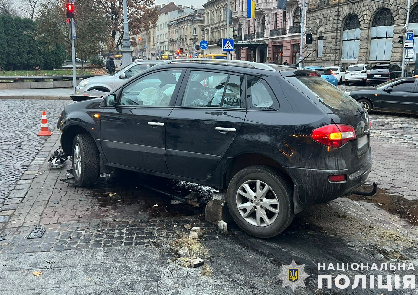 У центрі Львова водію автомобіля стало погано за кермом, він врізався у електроопору і помер