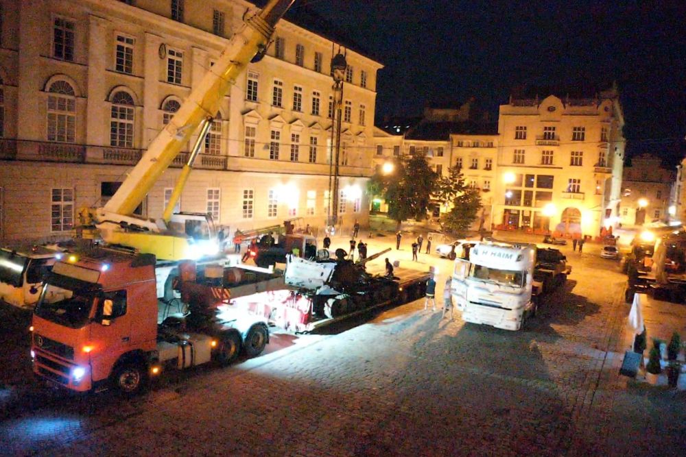 У центр Львова привезли знищену російську техніку -- фото