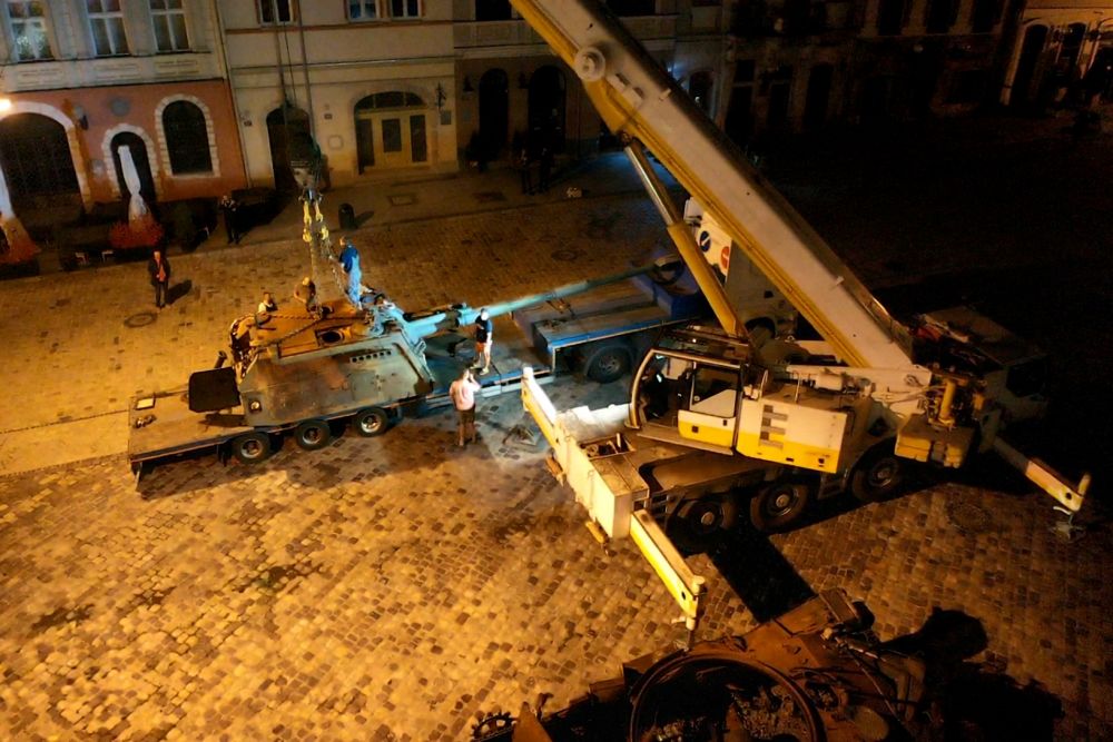 У центр Львова привезли знищену російську техніку -- фото