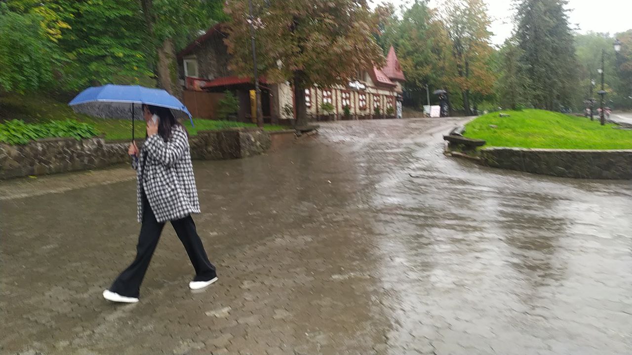 Трускавець заливає сильним дощем – фото і відео