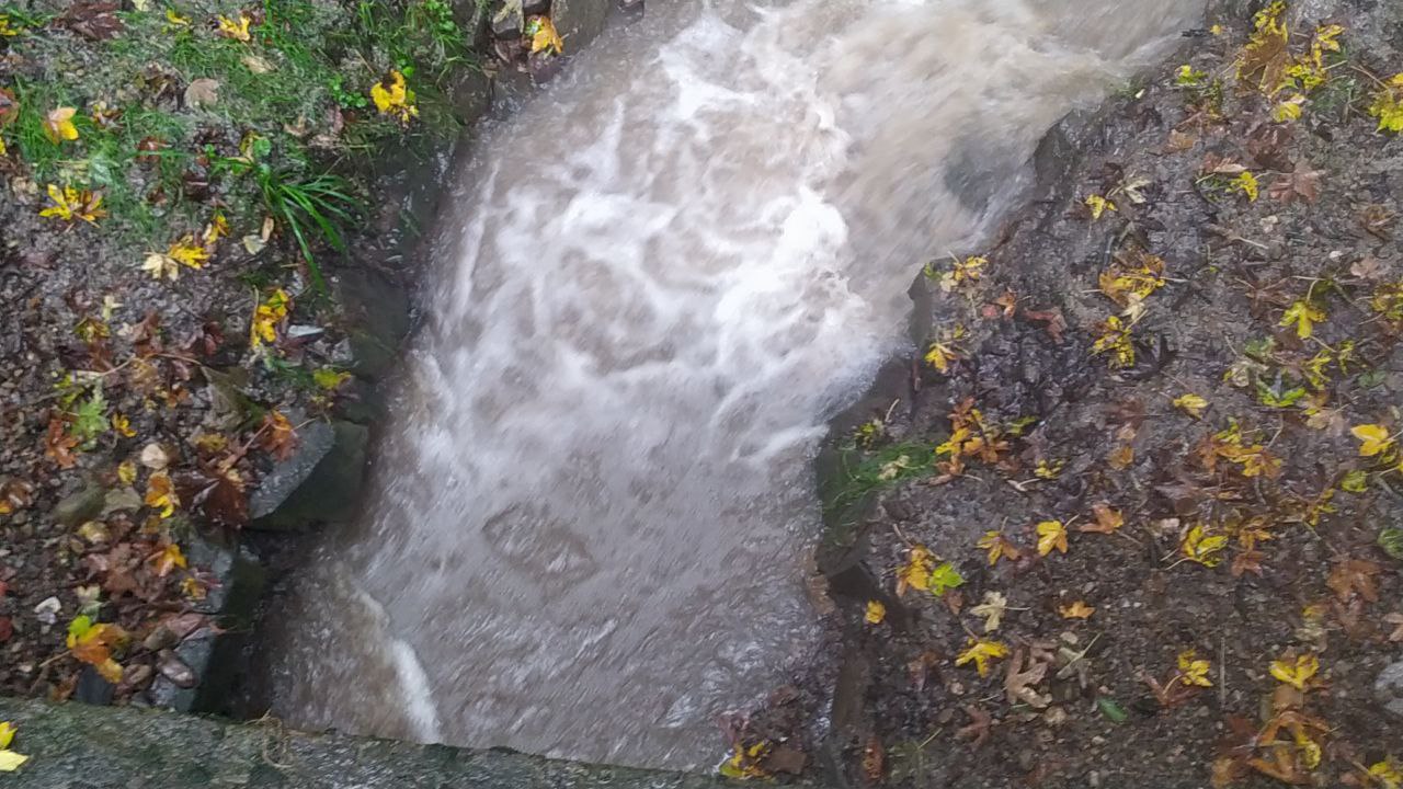Трускавець заливає сильним дощем – фото і відео