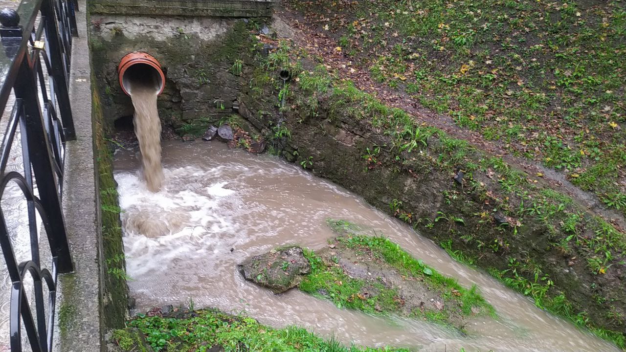 Трускавець заливає сильним дощем – фото і відео
