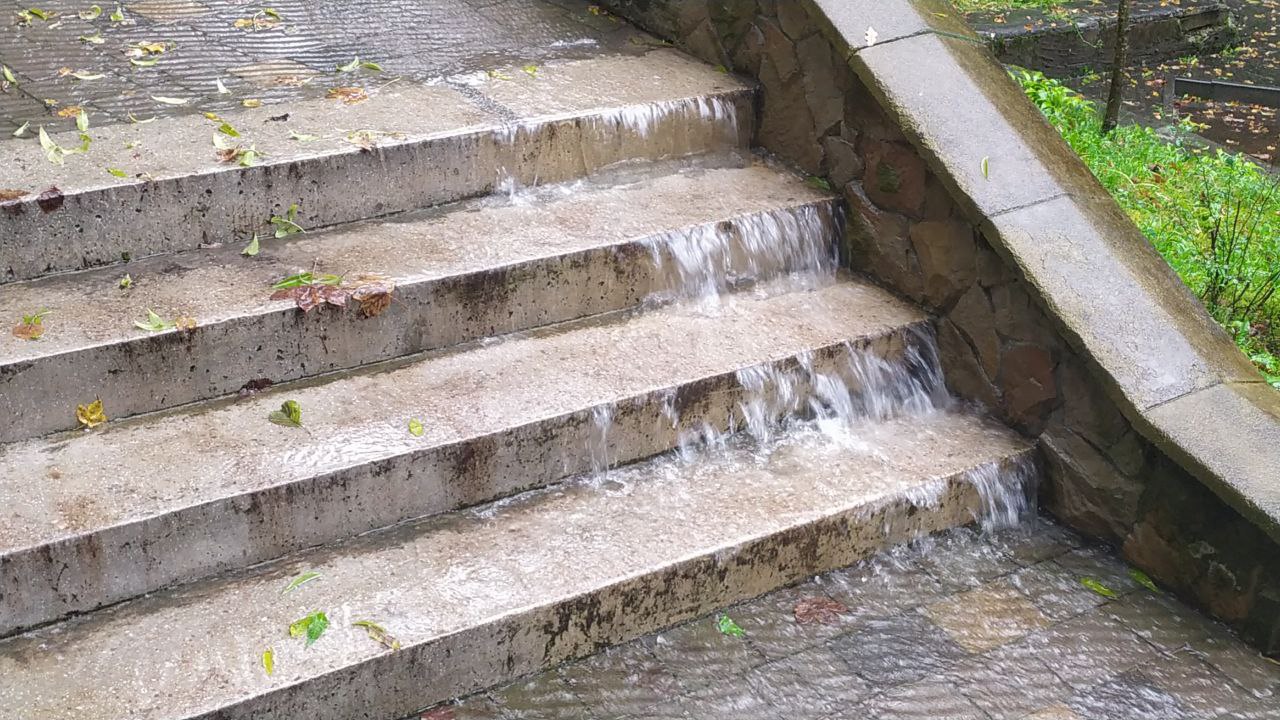 Трускавець заливає сильним дощем – фото і відео