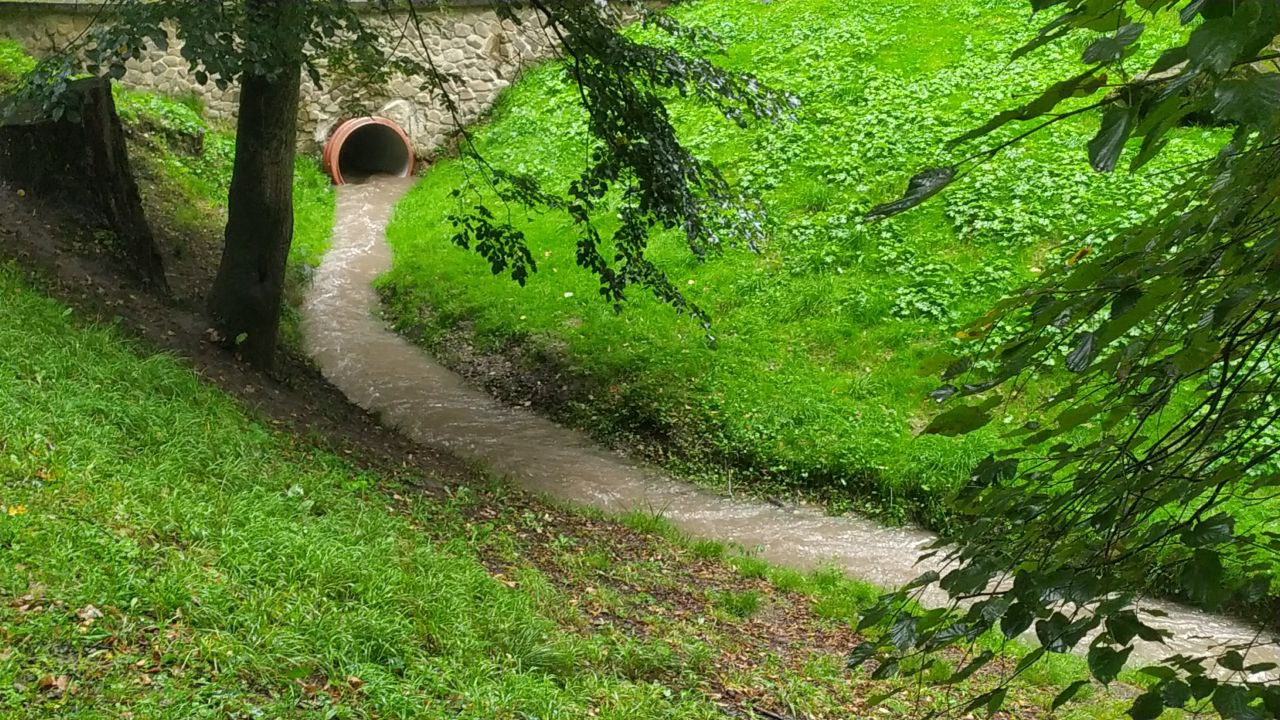 Трускавець заливає сильним дощем – фото і відео
