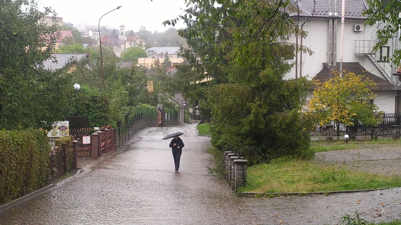 Трускавець заливає сильним дощем – фото і відео