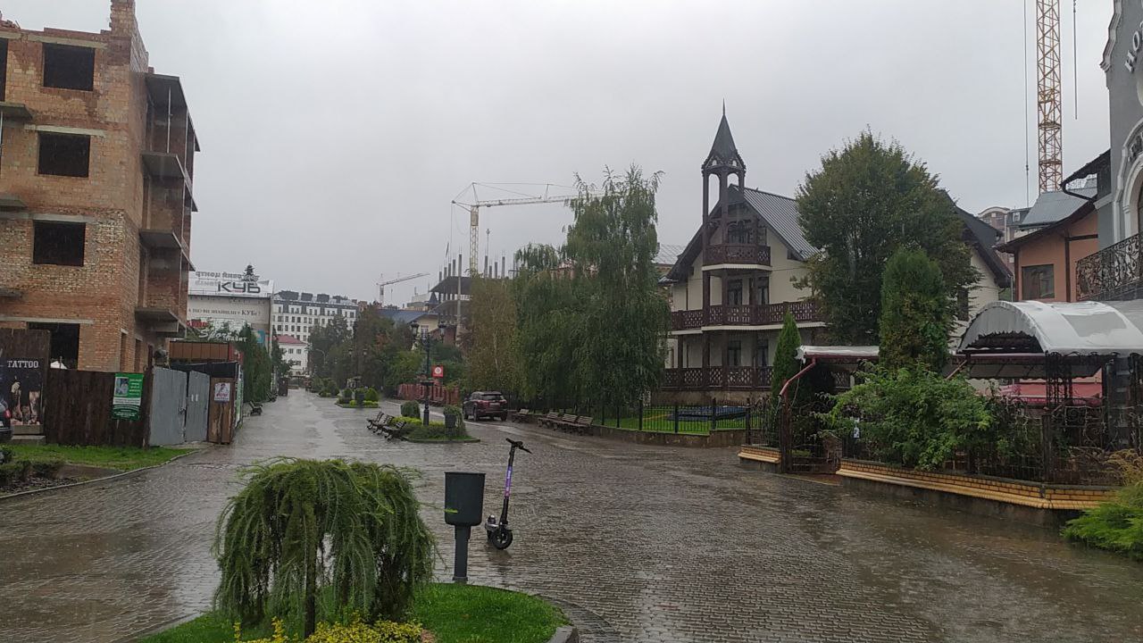 Трускавець заливає сильним дощем – фото і відео