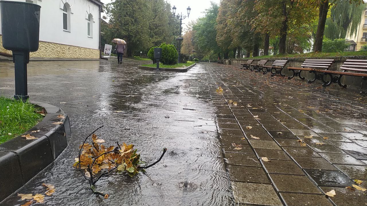 Трускавець заливає сильним дощем – фото і відео