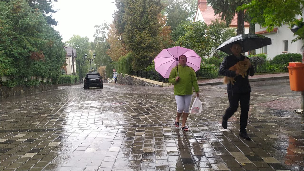 Трускавець заливає сильним дощем – фото і відео