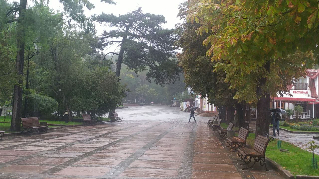 Трускавець заливає сильним дощем – фото і відео