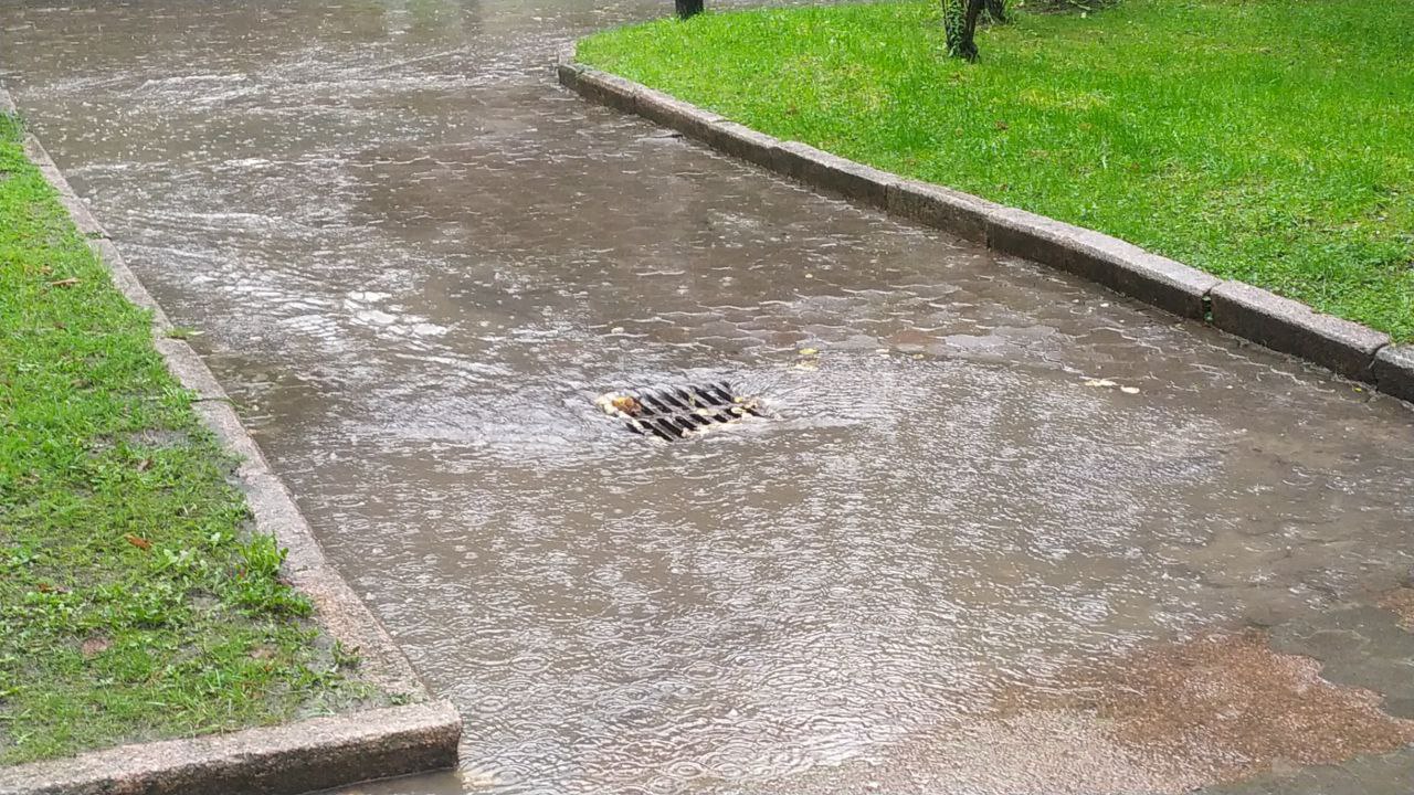 Трускавець заливає сильним дощем – фото і відео