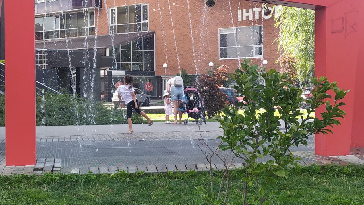 У Львові з’явився вертикальний фонтан – фото і відео