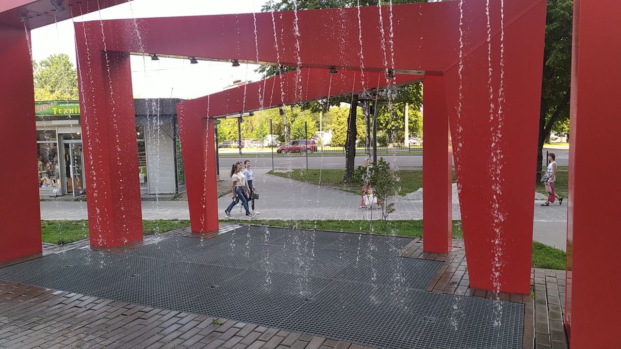 У Львові з’явився вертикальний фонтан – фото і відео