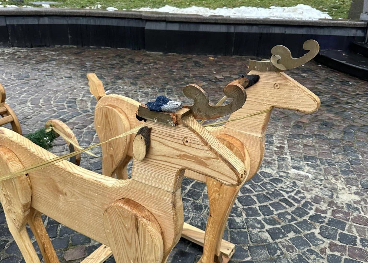 У Дрогобичі  невідомі пошкодили Різдвяну фотозону  у центрі