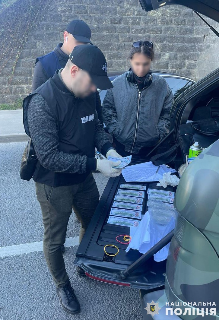 Львівська поліція затримала зловмисника за вимагання 8 тисяч доларів за уникнення мобілізації.