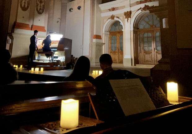 Романтична музика при свічках.