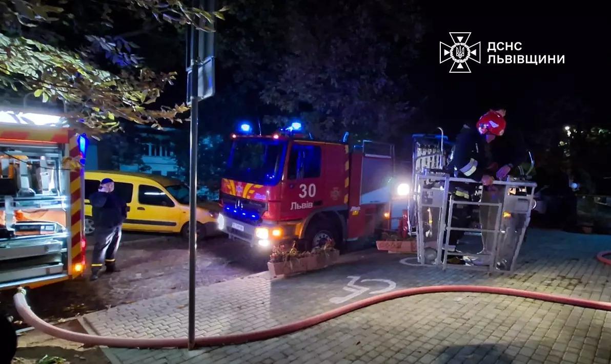 У Львові рятувальники врятували шістьох людей з п'ятиповерхівки через загоряння матраца.