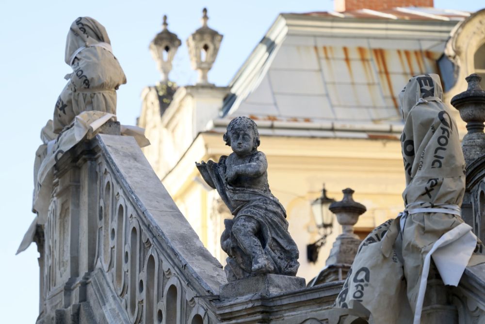 У Львові реставрують скульптури національної спадщини собору Святого Юра.